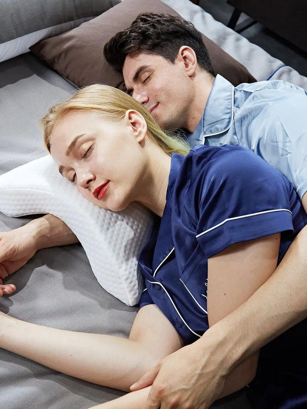 Arched Memory Foam Cuddle Pillow | Welloam