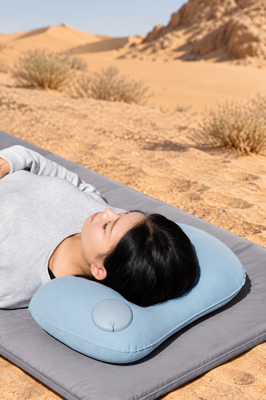 Person lying on a inflatable pillow with text about rapid air filling and portability.